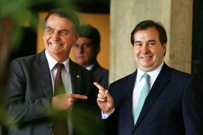 Bolsonaro se reúne com Maia em Brasília.