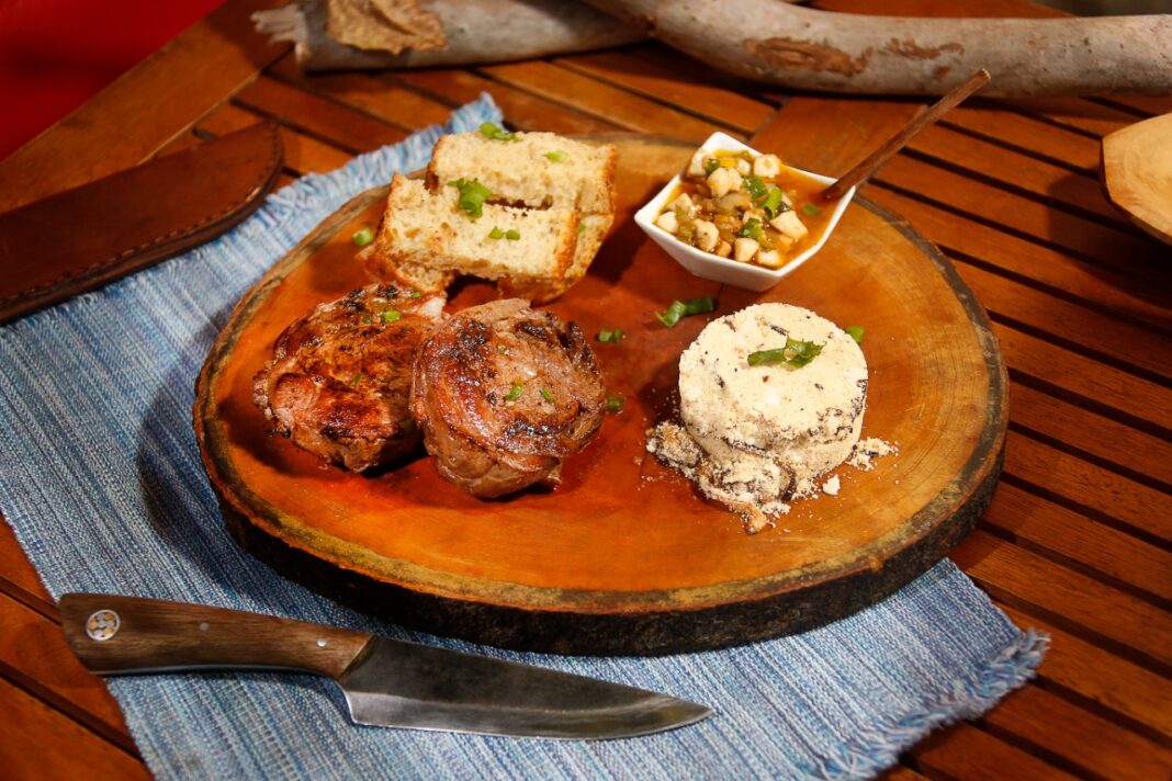 Pernil de cabrito desossado do sol, farofa crocante com castanhas de caju, vinagrete de lula e pão rústico de fermentação natural_Criação Chef Sandro Borges_Foto_Marcus Claussen
