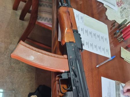 pf-apreendeu-uma-espingarda-calibre-32-e-muitos-simulacros-de-arma-em-acao-no-parana-1630598957225_v2_450x337