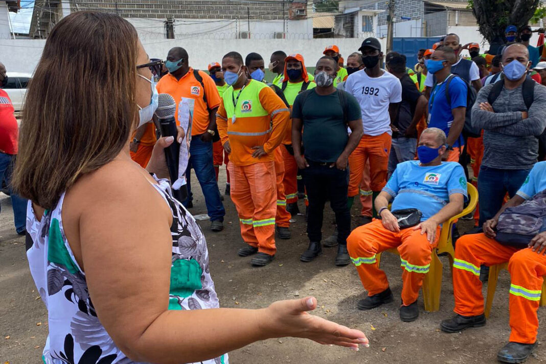 A coordenadora-geral do SindilimpBA Ana Angélica Rabello durante o ato em Lauro de Freitas - FOTO Divulgação2