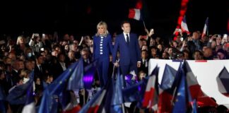 Emmanuel Macron e Brigitte, na festa da vitória